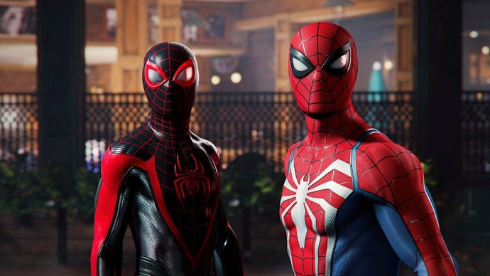 در این تصویر از Spider-Man 2، پیتر پارکر و مایلز مورالس با لباس‌های Spidey کنار هم ایستاده‌اند.