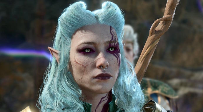 Baldur's Gate 3 に登場する女性的なエルフのキャラクターは、淡いブルーの髪、傷だらけの顔、そして目から煙のように吹き出す紫色のタトゥーを持ち、心細そうな表情でカメラを見上げています。
