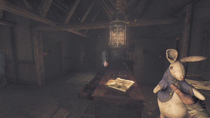 Zrzut ekranu z recenzji Amnesia: Bunkier pokazuje Henriego w „bezpiecznym” pomieszczeniu administracyjnym, patrzącego na zapaloną latarnię i ściskającego zabawkowego królika.
