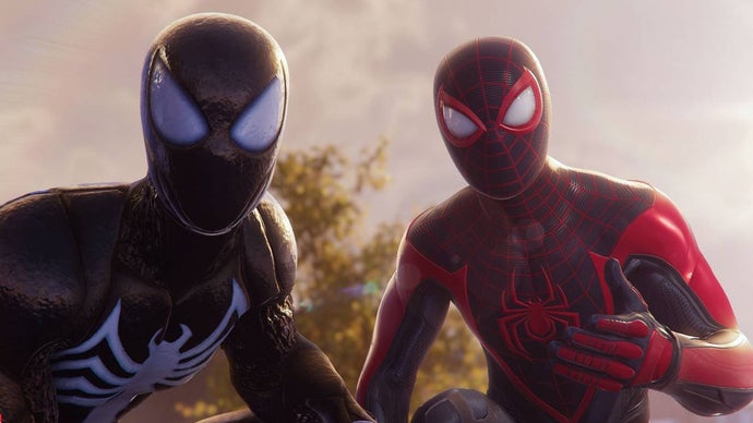 Miles Morales és Peter Parker póköltönyükben barátságosak és segítséget nyújtanak.