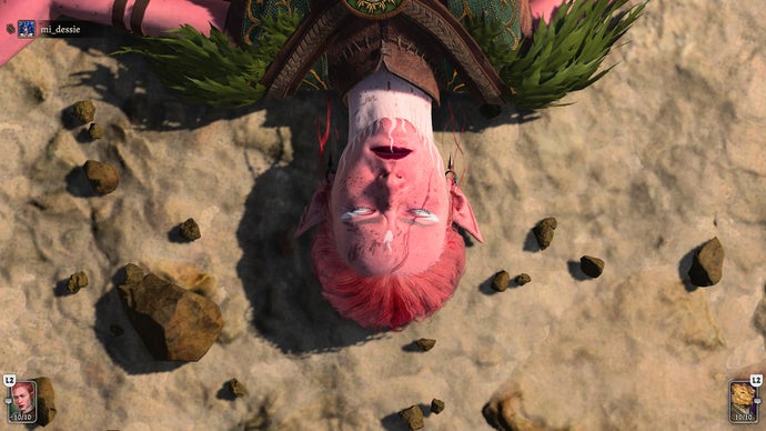 Baldur's Gate 3 のキャラクターがビーチで眠っている、または意識を失っているところを見下ろしています。彼らの頭と肩が見えます。彼らは、オレンジ色の髪、ピンクの肌、とがった耳、白い首のタトゥーなど、女性らしい外見をしています。彼らはとてもクールです。