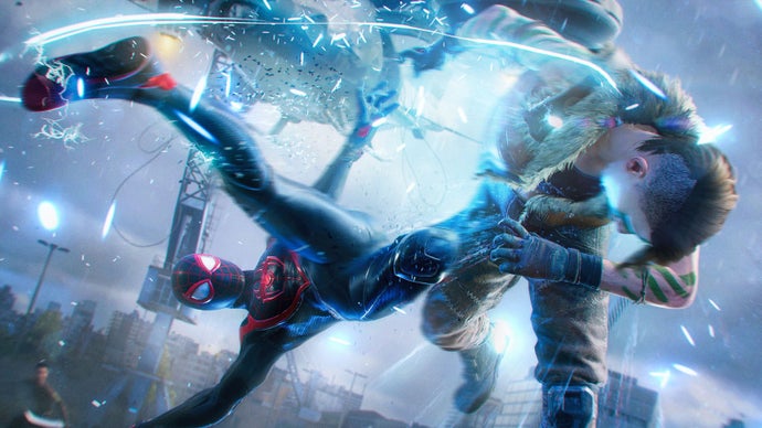 Miles Morales Hämähäkkimiehenä Marvel's Spider-Man 2:ssa, joka käyttää ilmataistelutaitojaan yhden Kravenin metsästäjien kaatamiseen.
