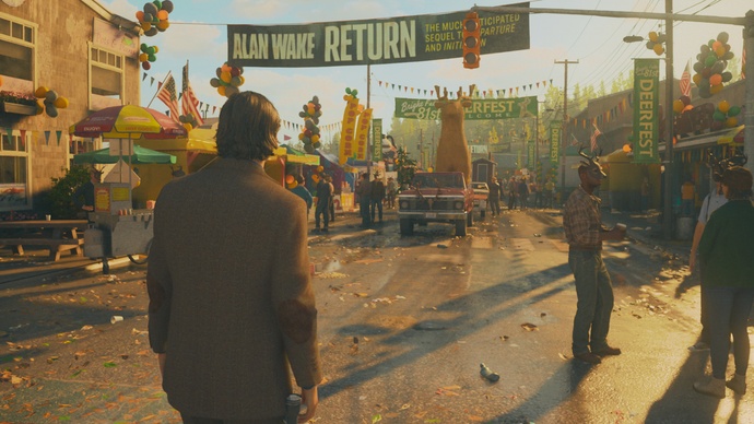 ภาพหน้าจอจาก Alan Wake 2 แสดงให้เห็น Alan Wake เดินเข้าไปในงานเฉลิมฉลองที่ Deerfest พร้อมแบนเนอร์สำหรับหนังสือของเขาที่แขวนอยู่เหนือถนน