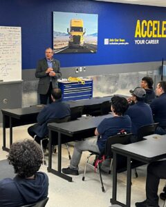Penske Truck Leasing wijdt een klaslokaal in bij het Universal Technical Institute, Dallas