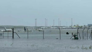 Flugzeuge versinken, als die Überschwemmungen den Flughafen Cairns im Kielwasser von Jasper schließen