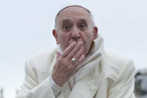 Paus Franciscus roept op tot een mondiaal verdrag om AI-wapens te reguleren