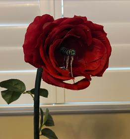 Роботизированная роза волшебства сбрасывает лепестки по команде