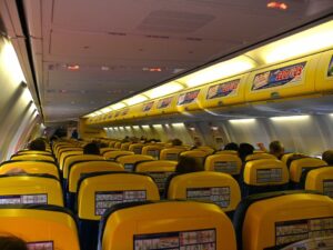Ryanairs fly vender tilbage til afgangslufthavnen London Stansted på grund af en lille gruppe forstyrrende passagerer