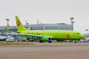 S7 Airlines בואינג 737-800 מבצע נחיתת חירום בנובוסיבירסק כששני המנועים שלו פולטים להבות
