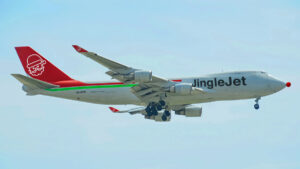 Il nuovo cargo 747-400 di Babbo Natale sta arrivando in città