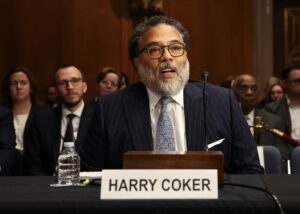 Senaten bekräftar Navy, NSA-veteranen Coker som nationell cyberchef