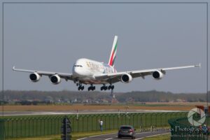 Huda turbulenca na krovu Airbusa A380 družbe Emirates Airline je poškodovala štirinajst potnikov/članov posadke