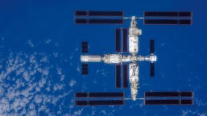 رواد الفضاء شنتشو-17 يقومون بأول عملية سير في الفضاء لإصلاح مجموعة الطاقة الشمسية