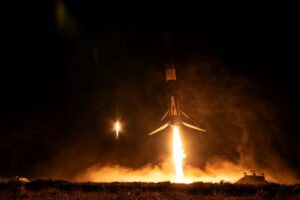 स्पेसएक्स ने फाल्कन हेवी रॉकेट पर अमेरिकी सैन्य अंतरिक्ष यान लॉन्च किया