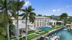 Vidtstrakte Miami-palæer ved vandet for $36 mio