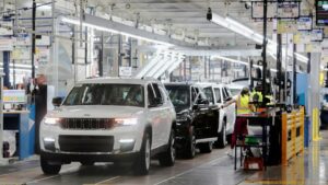 Stellantis drar ner SUV-produktionen med hänvisning till Kaliforniens utsläppsregler - Autoblogg