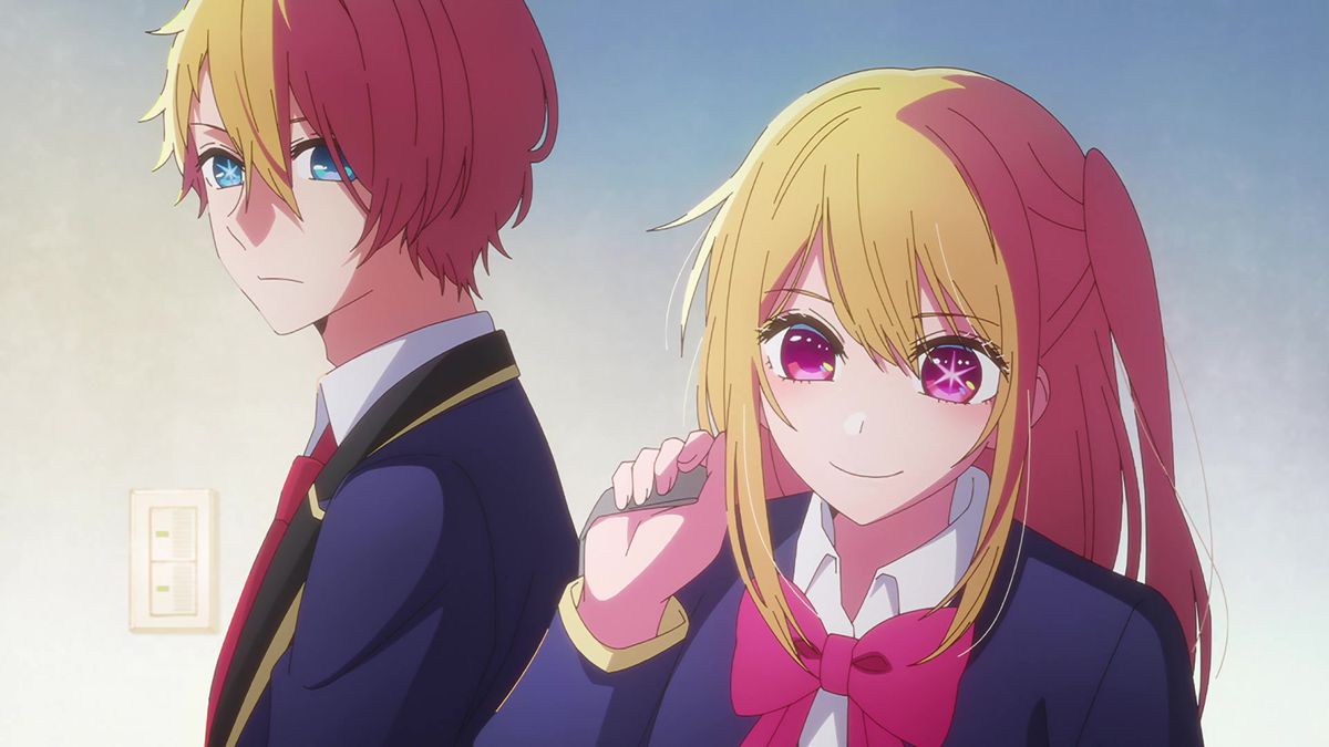 (LR) En blåøyd animegutt (Aquamarine Hoshino) og en rødøyd anime-jente (Ruby Hoshino) kledd i videregående antrekk i Oshi no Ko