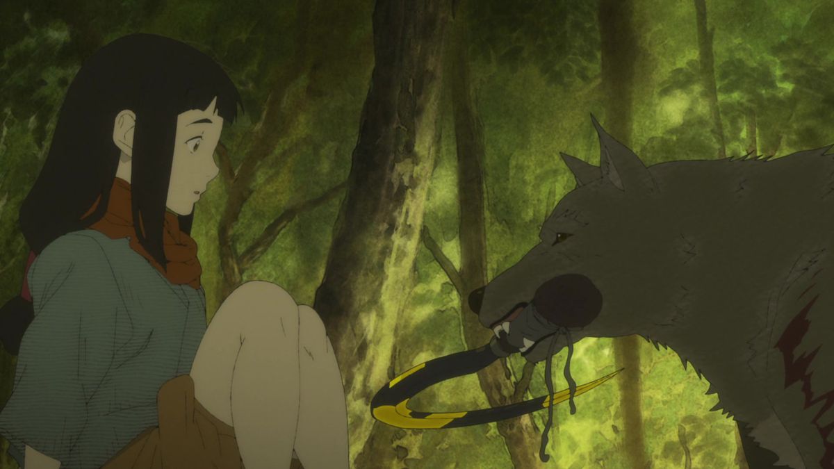Una chica anime larga y de pelo oscuro se sienta frente a un perro con apariencia de lobo que agarra una hoz entre los dientes cubierta de una sustancia enfermiza de color amarillo.