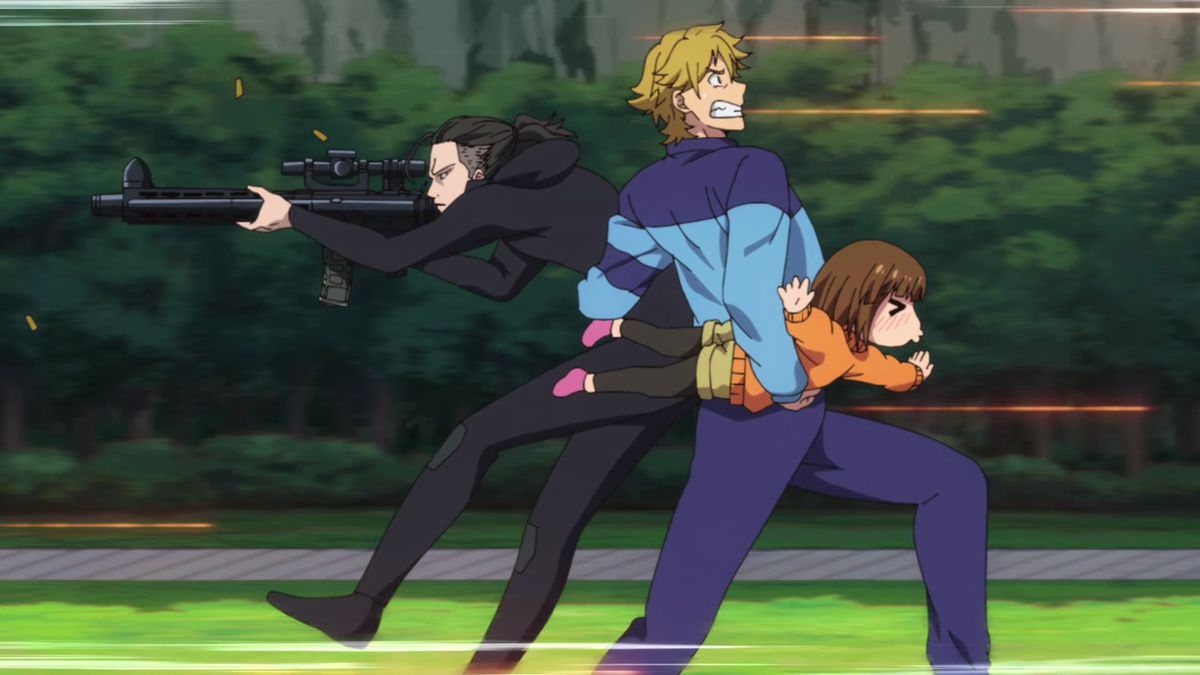 En blondhåret anime-mann i en lyseblå genser og joggebukse som flykter fra skuddveksling i en park mens han holder en brunhåret anime-jente som imiterer et fly og en svarthåret anime-mann i en svart hettegenser og treningsdress som sikter en rifle.