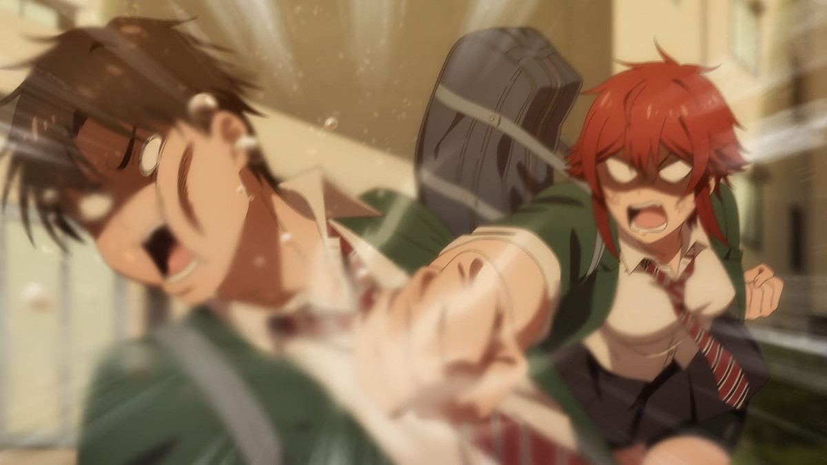 В стоп-кадре молодая рыжеволосая аниме-женщина в зеленой школьной форме бьет каштанового аниме-мальчика в такой же форме.