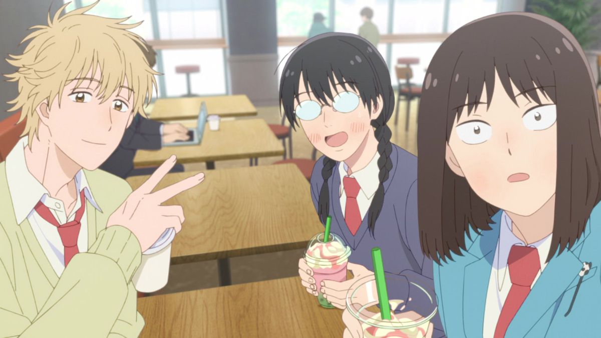 (De izquierda a derecha) Un chico anime de cabello rubio (Sosuke), una chica anime de cabello negro con coletas y gafas (Makoto) y una chica anime de cabello castaño (Mitsumi) miran fijamente la fotografía que les toman en Skip and Loafer.