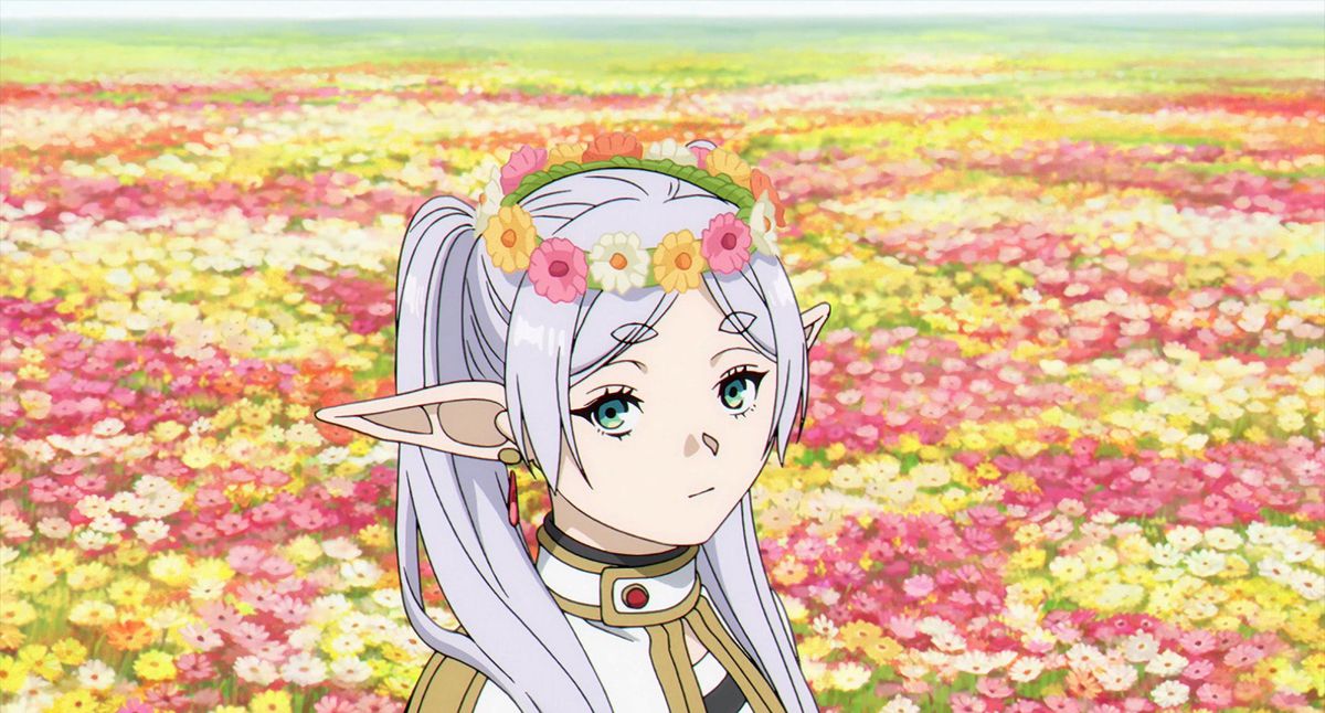 Frieren debout dans un champ de fleurs avec une couronne de fleurs sur la tête dans Frieren : Beyond Journey's End.