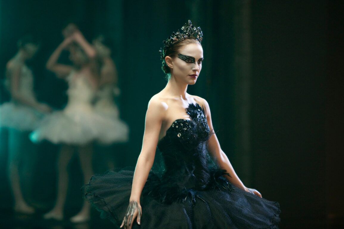 Natalie Portman Joutsenkuningatar Nina Sayersina elokuvassa Black Swan.