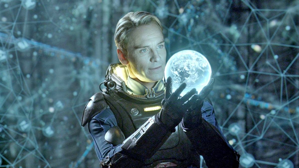 מייקל פסבנדר בתור אנדרואיד דייוויד מחזיק כדור הולוגרפי של כדור הארץ בפרומתאוס.