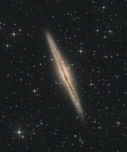 Космическое величие галактики NGC 891, видимой с ребра