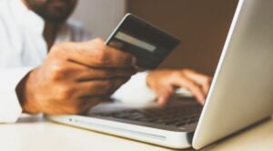 Spreminjajoče se plime potrošniških kreditov: sotočje BNPL in tradicionalnih kreditnih kartic