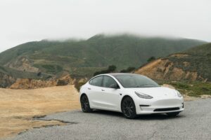 Nhóm hacker lái xe tự động Tesla tiết lộ “chế độ Elon”