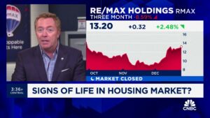 В США не хватает от 4.5 до 5 миллионов домов, говорит генеральный директор Re/Max Ник Бэйли о спросе на жилье