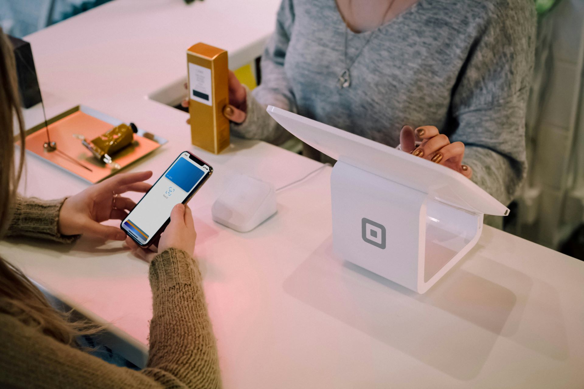 IPhone z otwartą usługą Apple Pay próbuje zapłacić na terminalu płatniczym NFC