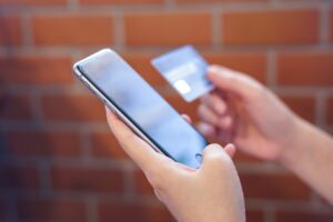 Napauttaminen tai napauttaminen: Ovatko NFC-maksut turvallisempia?