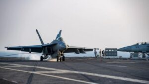 Amerikaanse Super Hornets schieten doelen neer boven de Rode Zee
