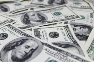 Долар США буде сильним у 2024 році – HSBC