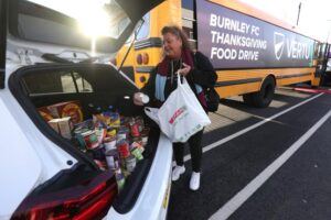 Vertu Nelson wspiera zbiórkę żywności z banku żywności Burnley FC