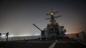 Военные корабли реагируют на волну атак дронов, нарушающих морскую торговлю в районе Красного моря