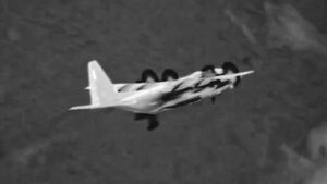 Observe un AC-130J Ghostrider disparando sus cañones a través de visión infrarroja