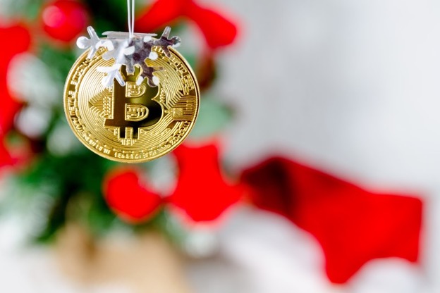 kuldmünt bitcoini sümboliga puuornamendiga
