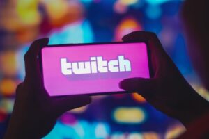 xQc critica Twitch por permitir nudez, mas proibir jogos de azar