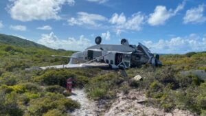 10 passagiers ontsnappen uit de omgevallen Cessna op Lizard Island