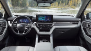 Ford Explorer 2025 debutează cu chip proaspăt, tehnologie nouă și gama simplificată