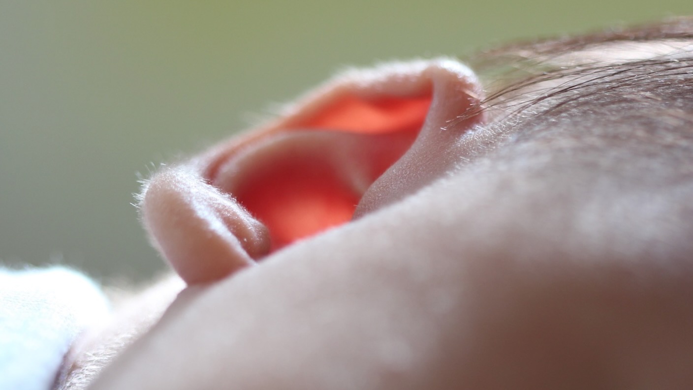 Otrok, rojen gluh, lahko prvič sliši zahvaljujoč pionirskemu genskemu zdravljenju