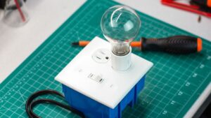 薄暗い電球テスターは、電球ではなく他の機器をテストするためのものです