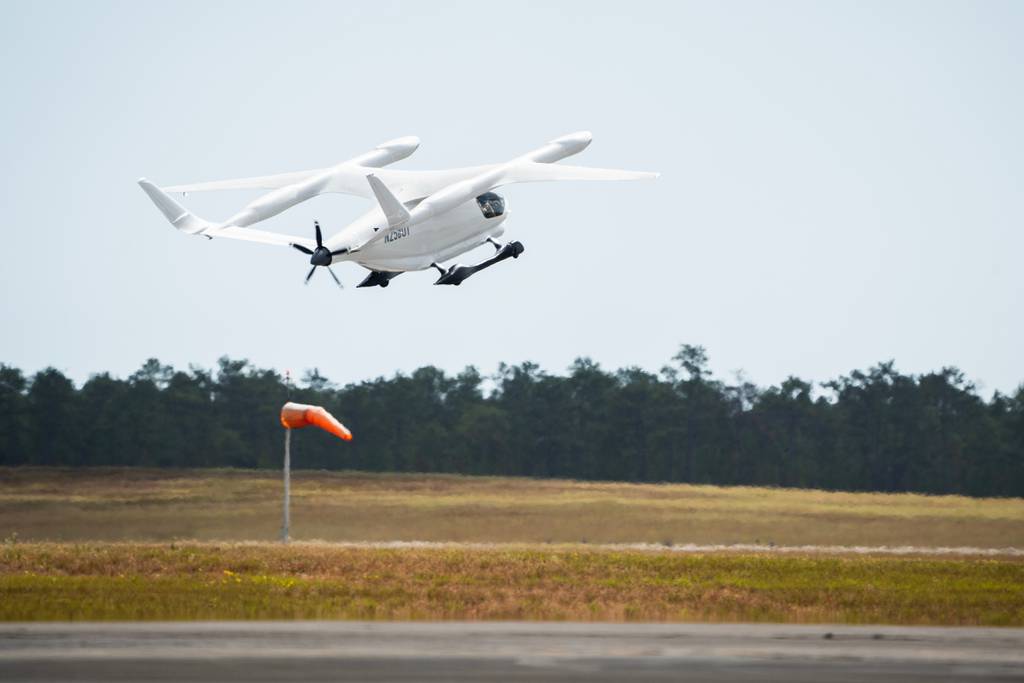 Preizkus električnega letala letalskih sil se konča s simulirano evakuacijo ponesrečenih