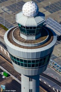 O Aeroporto Schiphol de Amsterdã recebeu 61.7 milhões de viajantes em 2023 (+18% vs 2022, mas -14% vs 2019)