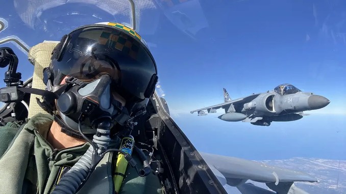 Ein gewöhnlicher Tag im Leben eines Harrier-Piloten: Trägereinsätze und taktische Mission mit der TAV-8B