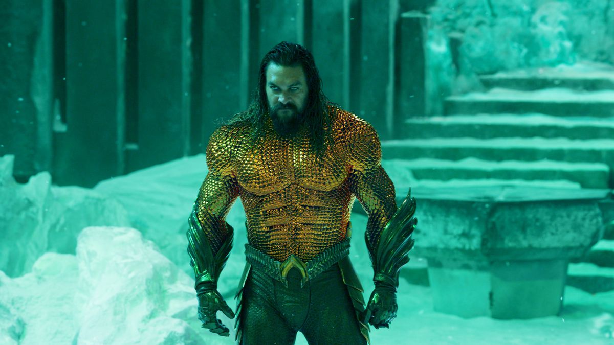 Aquaman arată supărat în costumul său clasic de mănușă auriu și verde din Regatul pierdut