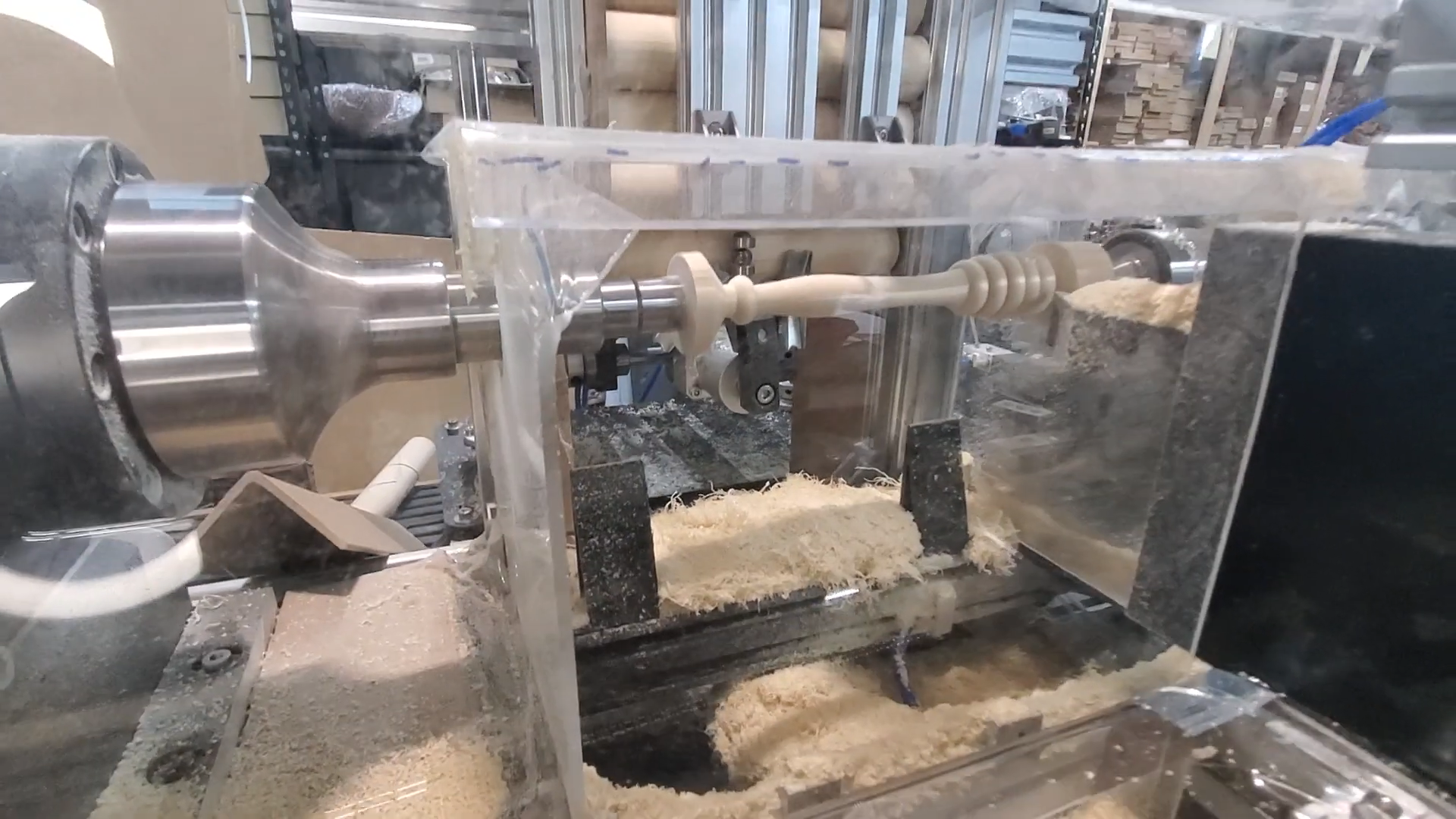 Strungul CNC cu alimentare automată scoate piese de la sine